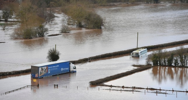 بريطانيا تغرق في فيضانات واضطرابات في حركة النقل جراء العاصفة دينيس