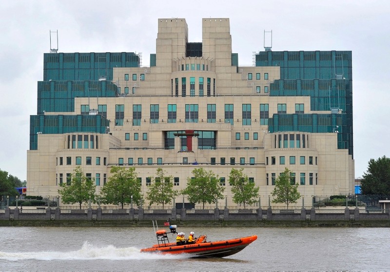 A motorboat passes by the MI6 building in London, Britain, August 25, 2010. (Reuters Photo)
