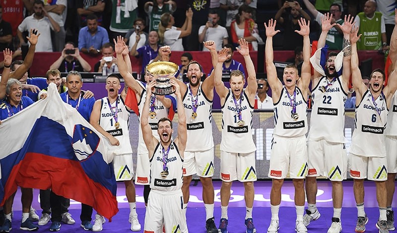 Slovenia's players celebrate with their trophy after defeating Serbia at the end of the FIBA Eurobasket 2017 men's Final basketball match between Slovenia and Serbia at Sinan Erdem Sport Arena in Istanbul on September 17, 2017. (AFP Photo)