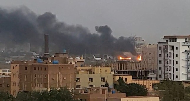 الدخان يتصاعد من مدرج مطار الخرطوم الدولي، السودان 17 أبريل 2023 رويترز