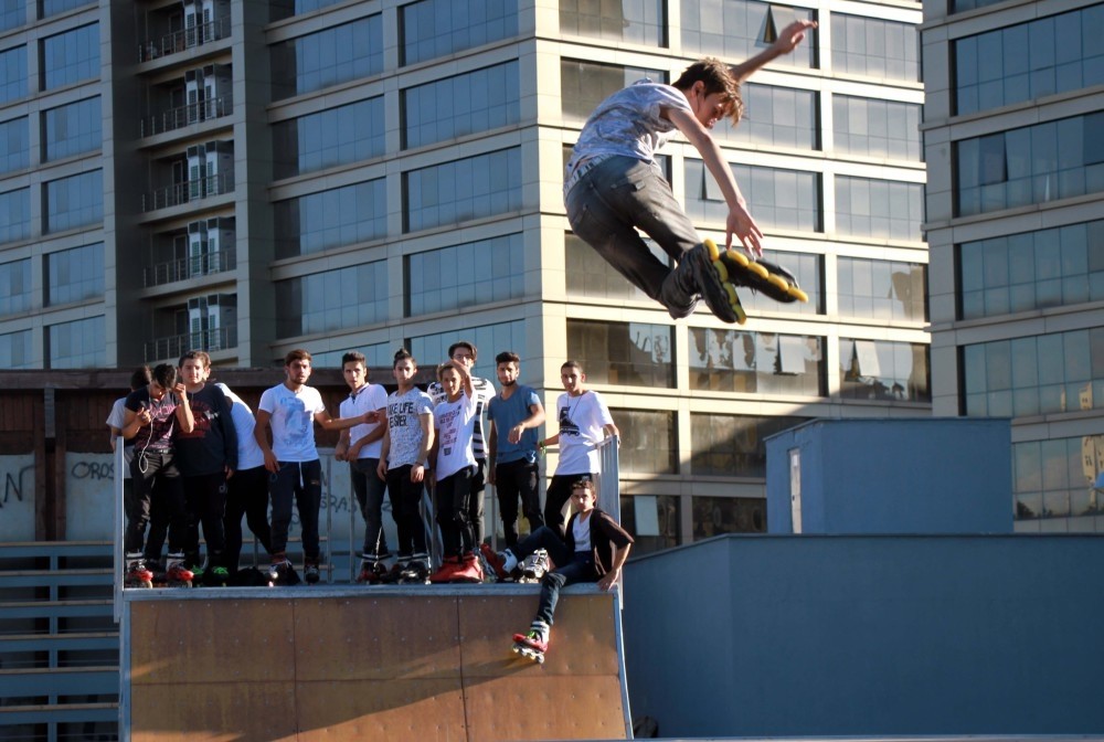 Youngsters between the ages of 16 and 19 gather in Kayseri's Mimarsinan Park, put on their roller skates and display their talents while small children and their peers stand by and watch.