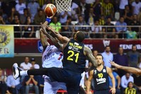Anadolu Efes' Bryant Dunston tackles Fenerbahu00e7e players in a Presidential Cup match in Gaziantep, Sept. 26, 2019.