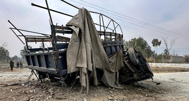 حطام شاحنة شرطة بعد انفجار قنبلة على جانب الطريق في بمدينة ماموند بإقليم خيبر بختونخوا شمال غرب باكستان على بعد حوالي 14 كيلومترًا من الحدود مع أفغانستان، 8-1-2024.  صورة: AFP