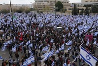 مظاهرة أمام مبنى الكنيست  الإسرائيلي احتجاجاً على قانون الإصلاحات القضائية لرئيس الوزراء بنيامين نتنياهو الأناضول