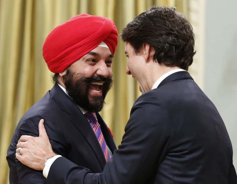 Canada's new Innovation, Science and Economic Development Minister Navdeep Bains, left, is congratulated by Prime Minister Justin Trudeau at Rideau Hall in Ottawa, Canada, Nov. 4, 2015. (AFP Photo)
