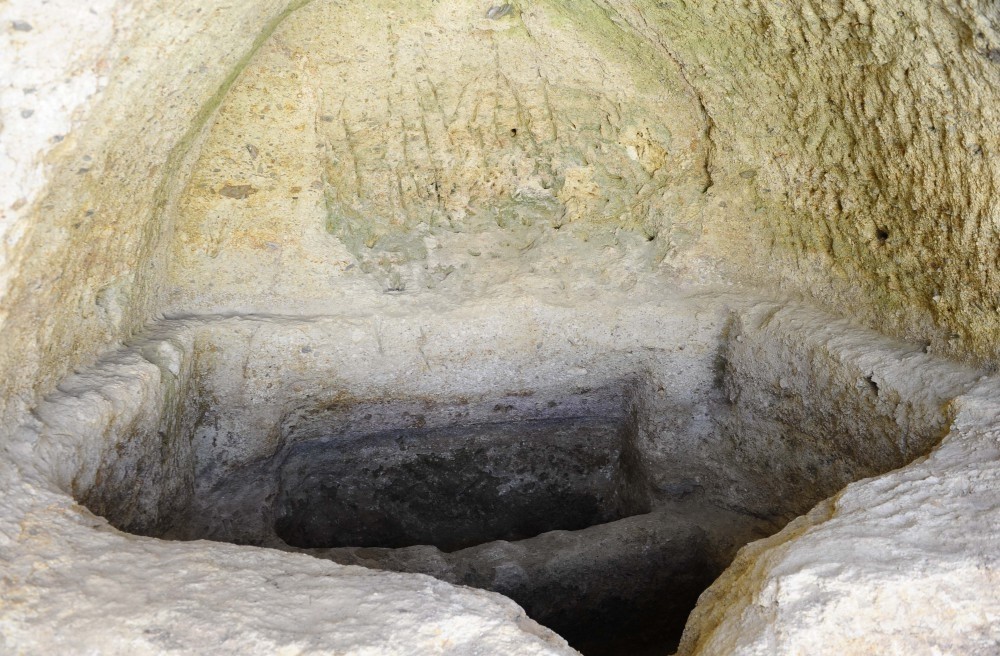 Three types of tomb monuments have been discovered so far u2013rock-cut arcosolia, simple pit graves; shallow graves for lower classes and tombs that resemble a boat-like shape.