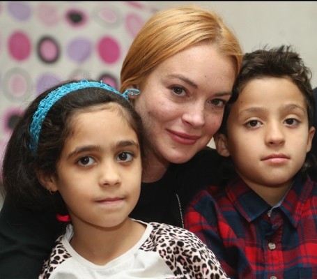 Lindsay Lohan Visits Refugee Family In Istanbul Says World Is Bigger Than 5 Daily Sabah