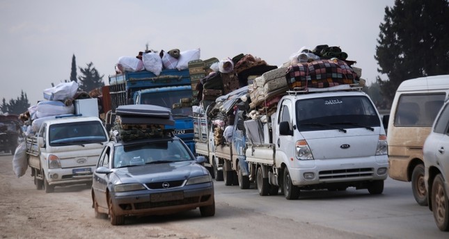 نزوح 39 ألفاً من إدلب نحو الحدود التركية خلال يوم واحد