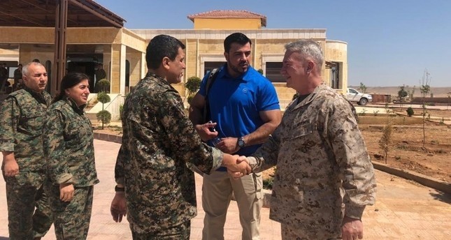 Das am 22. Juli auf Twitter geteilte Foto zeigt US-General McKenzie rechts beim Händeschütteln mit SDF-Chef Mazlum Abdi. @mustefabali