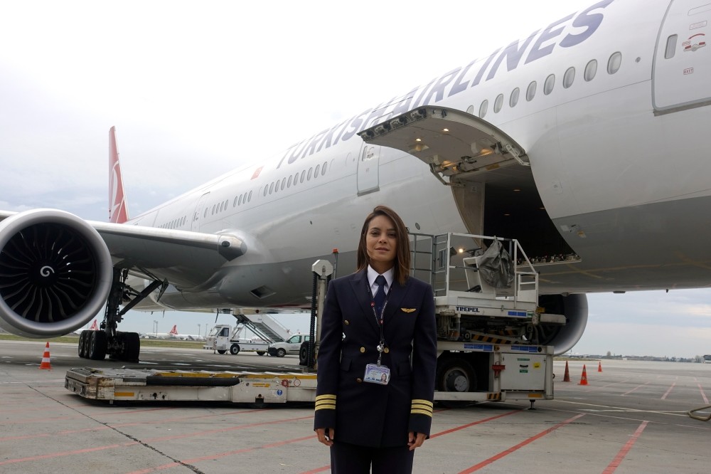 Turkish Airlines Colombian Pilot Overcomes Prejudice Obstacles For A Life Above The Clouds Daily Sabah