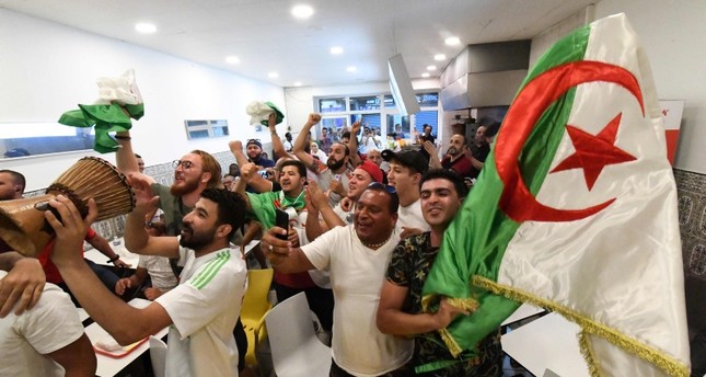 مشجعون لمنتخب الجزائر الفرنسية