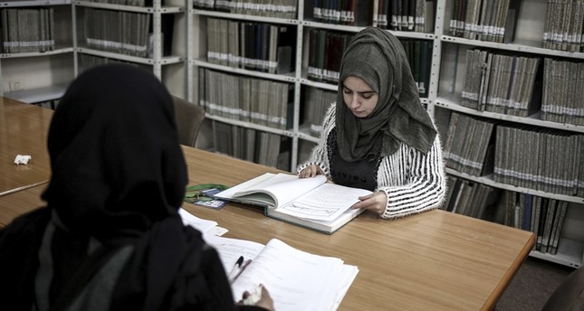 فتاة تركية تتحدى الظلم بالدراسة في غزة