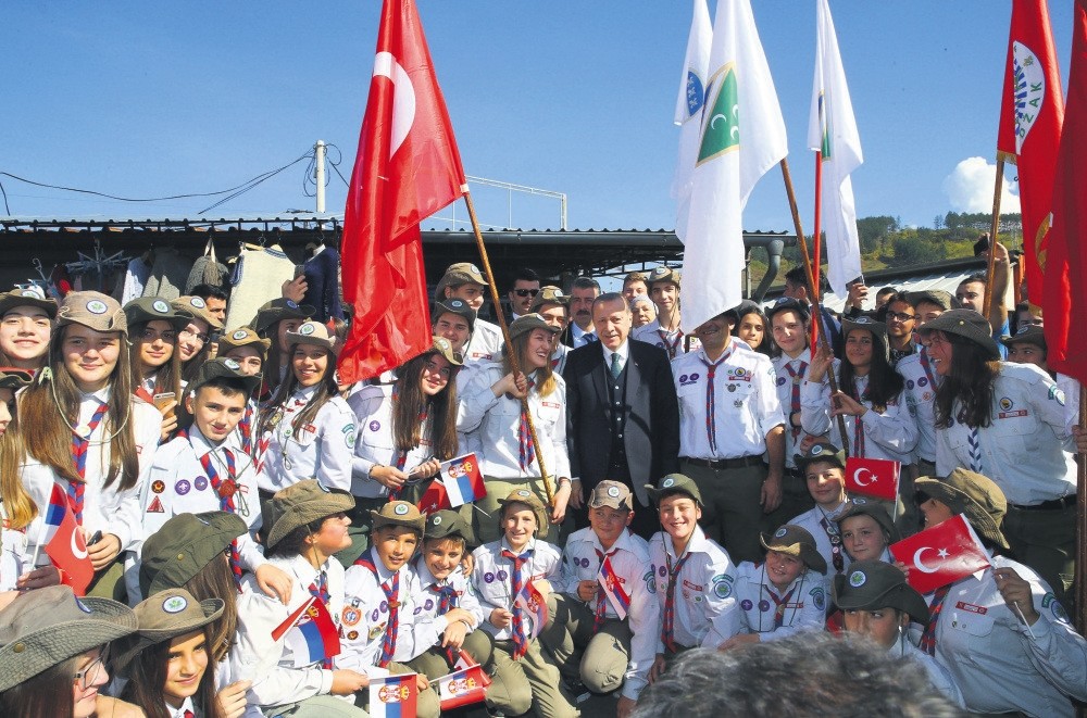 President Erdou011fan poses with a group of young people during his visit to Novi Pazar, Serbia, Oct. 11, 2017.