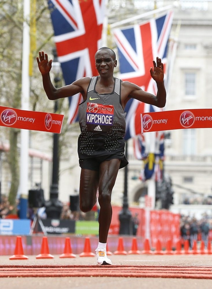 Olympic champion Eliud Kipchoge threatens the world record at the Berlin Marathon.