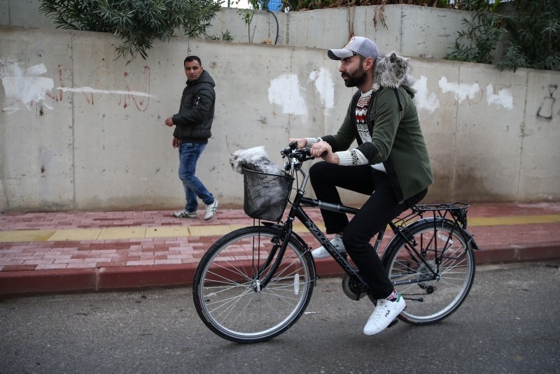 Man cycling with his 2 cats becomes a phenomenon in Turkey’s Antalya ...