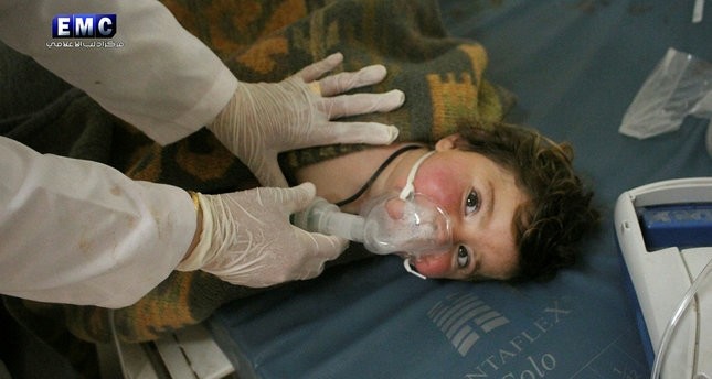 طبيب يحاول إنقاذ أحد الأطفال المصابين جراء القصف  المركز الإعلامي بإدلب