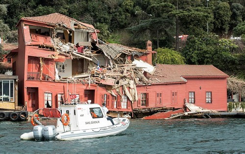  A boat of the coast guard steers towards a historic mansion on the shores of Istanbul's Bosphorus after a tanker accident on April 7, 2018. (AFP Photo)