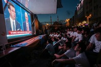 Spectators watch the live debate between the two major metropolitan municipality candidates in Istanbul's Esenler district, June 17, 2019.