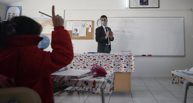 معلم تركي مخلص يحول مستودع المدرسة إلى فصل دراسي