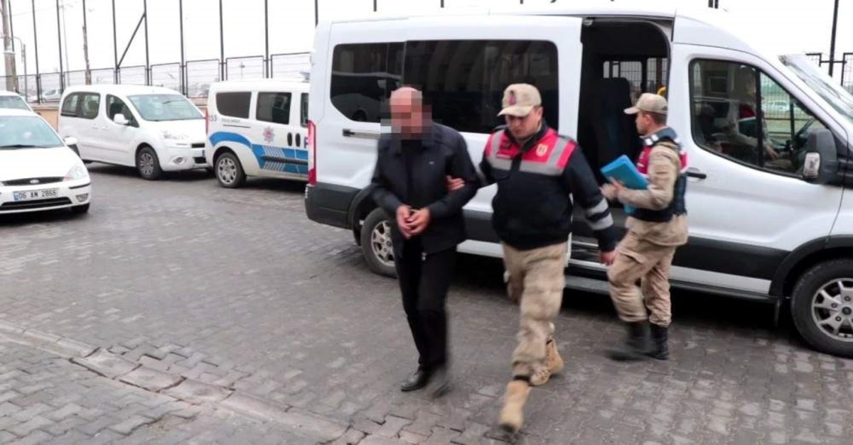 Gendarmerie officers escort the suspect in Diyarbak?r, Jan. 15, 2020. (DHA Photo)