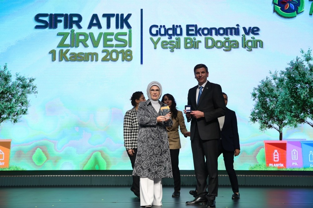 FAO Representative in Turkey Viorel Gutu presents the Zero Waste, Zero Hunger award to first lady Emine Erdou011fan at the event in Ankara yesterday.