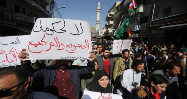 احتجاجات شعبية غاضبة وسط العاصمة الأردنية تطالب بإسقاط الحكومة