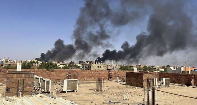 تصاعد الدخان جراء الاشتباكات في العاصمة السودانية الخرطوم صورة: AP