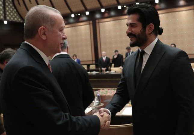 Президент Реджеп Тайип Эрдоган, слева, и актер Бурак Озчивит на встрече в президентском комплексе в Анкаре, 29 января 2018 г. Фото: АА