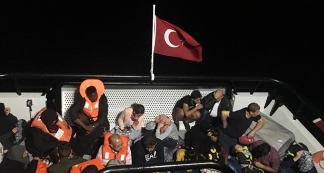 توقيف 61 مهاجرا غير نظامي في ولاية إزمير التركية
