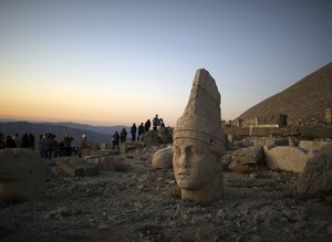 Красочный закат на горе Немрут в Турции