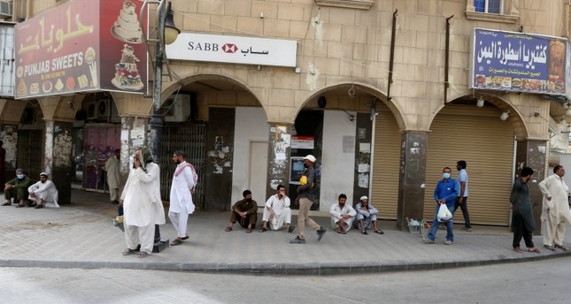 عمال أجانب في الرياض فقدوا أعمالهم بسبب كارثة كورونا رويترز