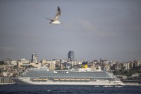 سفينة سياحية ضخمة محملةً بالسياح ترسو في ميناء غلاطة بإسطنبول