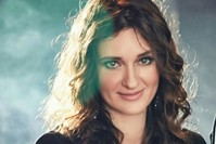 Anjelika Akbar is loved by many Turkish audiences with her unique compositions and performances.