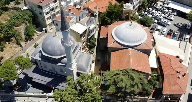 مسجد وكنيسة وكنيس بجاور بعضها حي كوزكونجوك في إسطنبول، تركيا