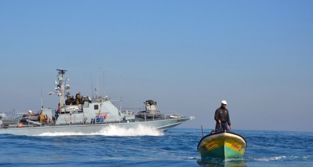 إسرائيل تعتقل 5 صيادين كانوا على متن قارب جنوب قطاع غزة