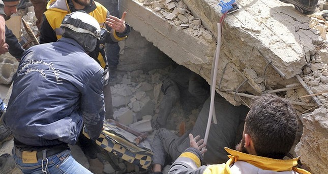 رجال الإغاثة يحاولون انتشال الضحايا من تحت الأنقاض في ضواحي دمشق AP