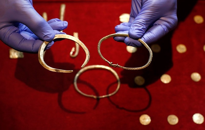 Viking golden and silver jewelry displayed at the British Museum, London, U.K.,  Dec. 11, 2015. (Reuters Photo)
