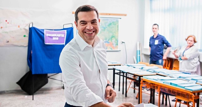 رئيس الوزراء اليوناني، أليكسيس تسيبراس مدلياً بصوته في انتخابات البرلمان الأوروبي AP