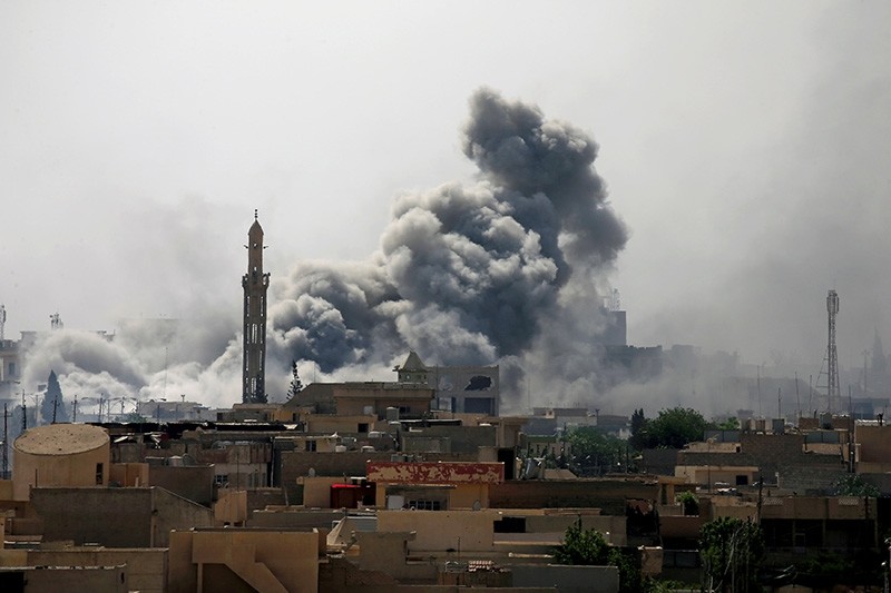 Smoke rises from an airstrike during a battle between Iraqi forces and Daesh terrorists in Western Mosul, Iraq, May 21, 2017 (Reuters Photo)