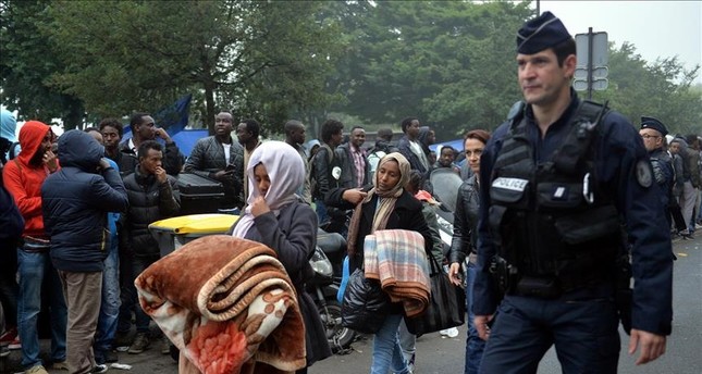 الشرطة الفرنسية تخلي مخيماً عشوائياً للاجئين شمالي باريس