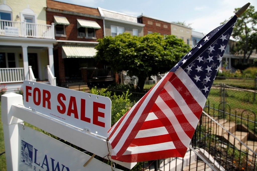 A US flag decorates a for-sale sign at a home in the Capitol Hill neighborhood of Washington, August 21, 2012. (REUTERS Photo)