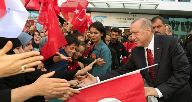 أردوغان يصافح الجمهور. 17/11/2019 IHA