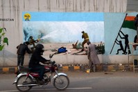 Artists paint graffiti on a bridge wall to show their solidarity with Indian Kashmiri Muslims, Peshawar, Feb. 4, 2020. (AFP Photo)