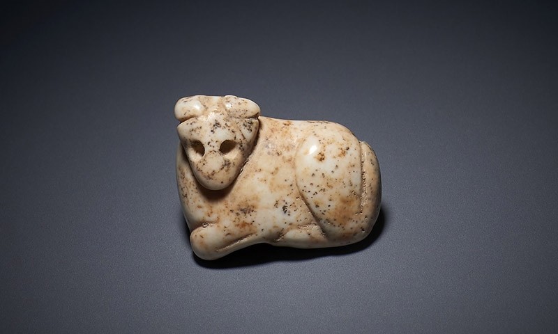 The looted treasures include a tiny marble amulet of a bull. (Photo courtesy of British Museum)