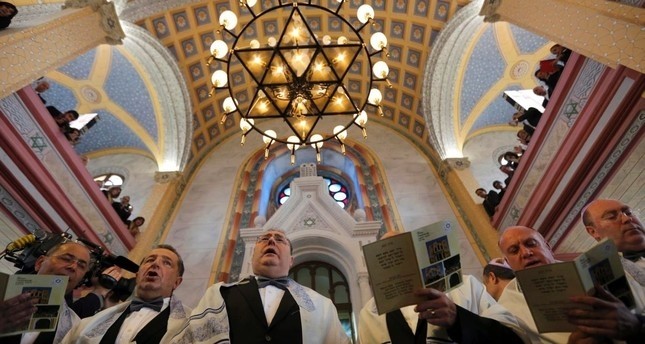 emTürkische Juden versammeln sich in der Großen Synagoge in der nordwestlichen Provinz Edirne. Reuters/em