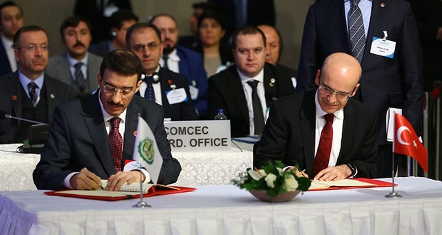 شيمشك ورئيس البنك الإسلامي للتنمية خلال التوقيع على الاتفاقين الأناضول