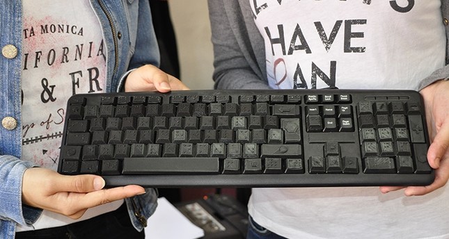 طالبتان تركيتان تطوران لوحة مفاتيح للمكفوفين