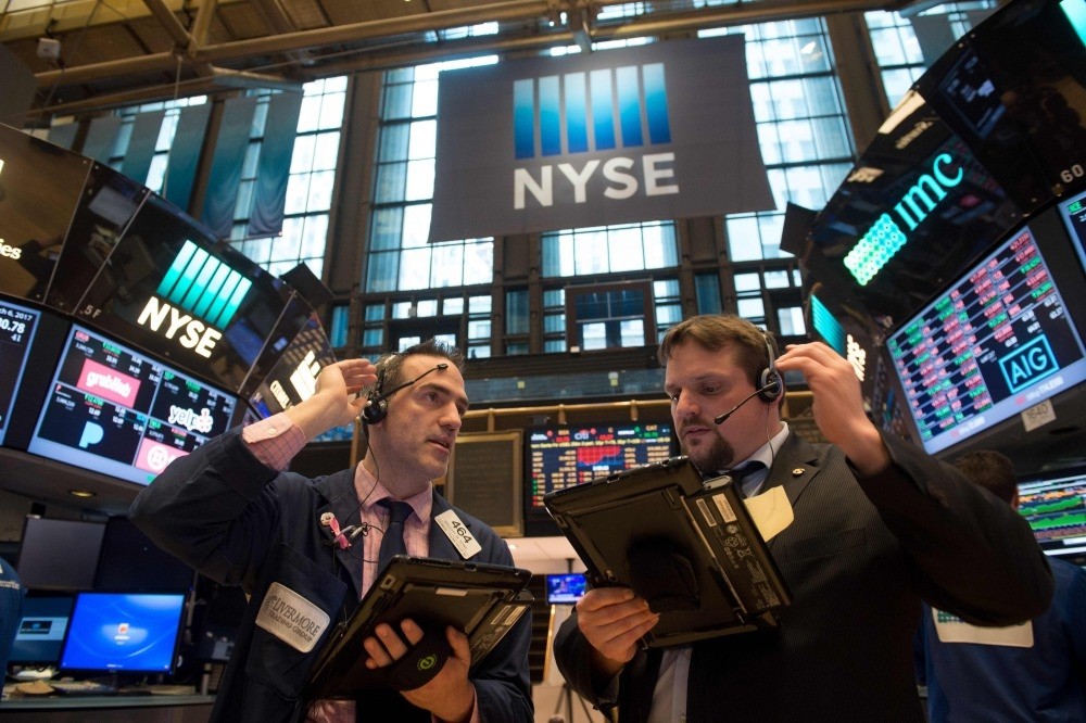 After seeing record highs, the U.S. stocks lose ground due to bank losses and the expectation of an interest rate hike from the Fed's March meeting.