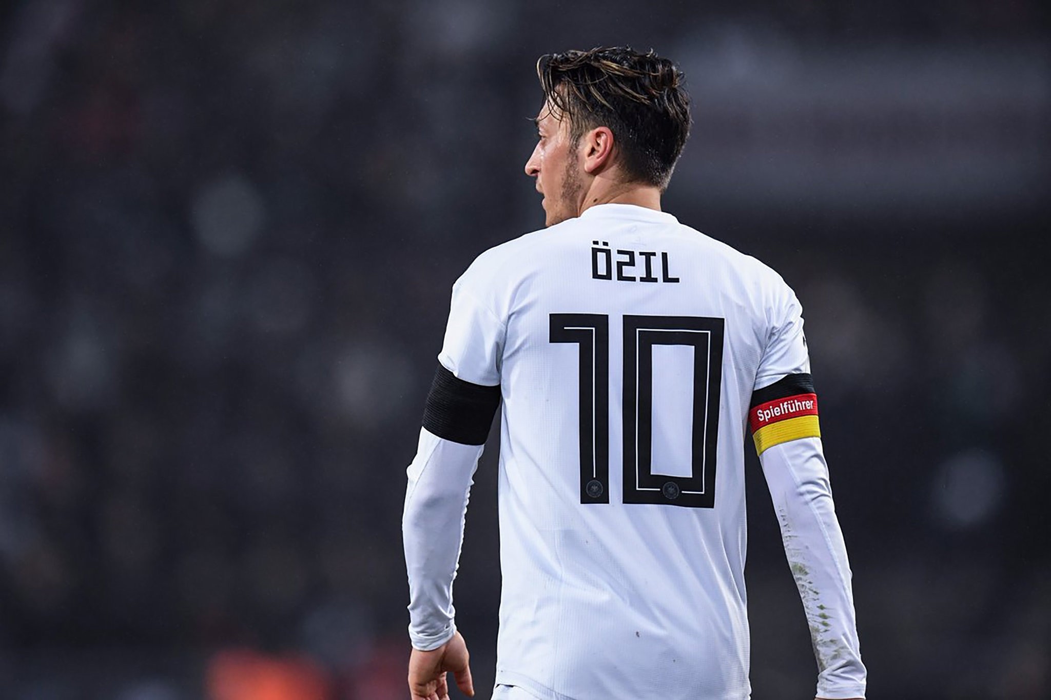 Mesut u00d6zil donning his Germany national team jersey during the 2018 World Cup.