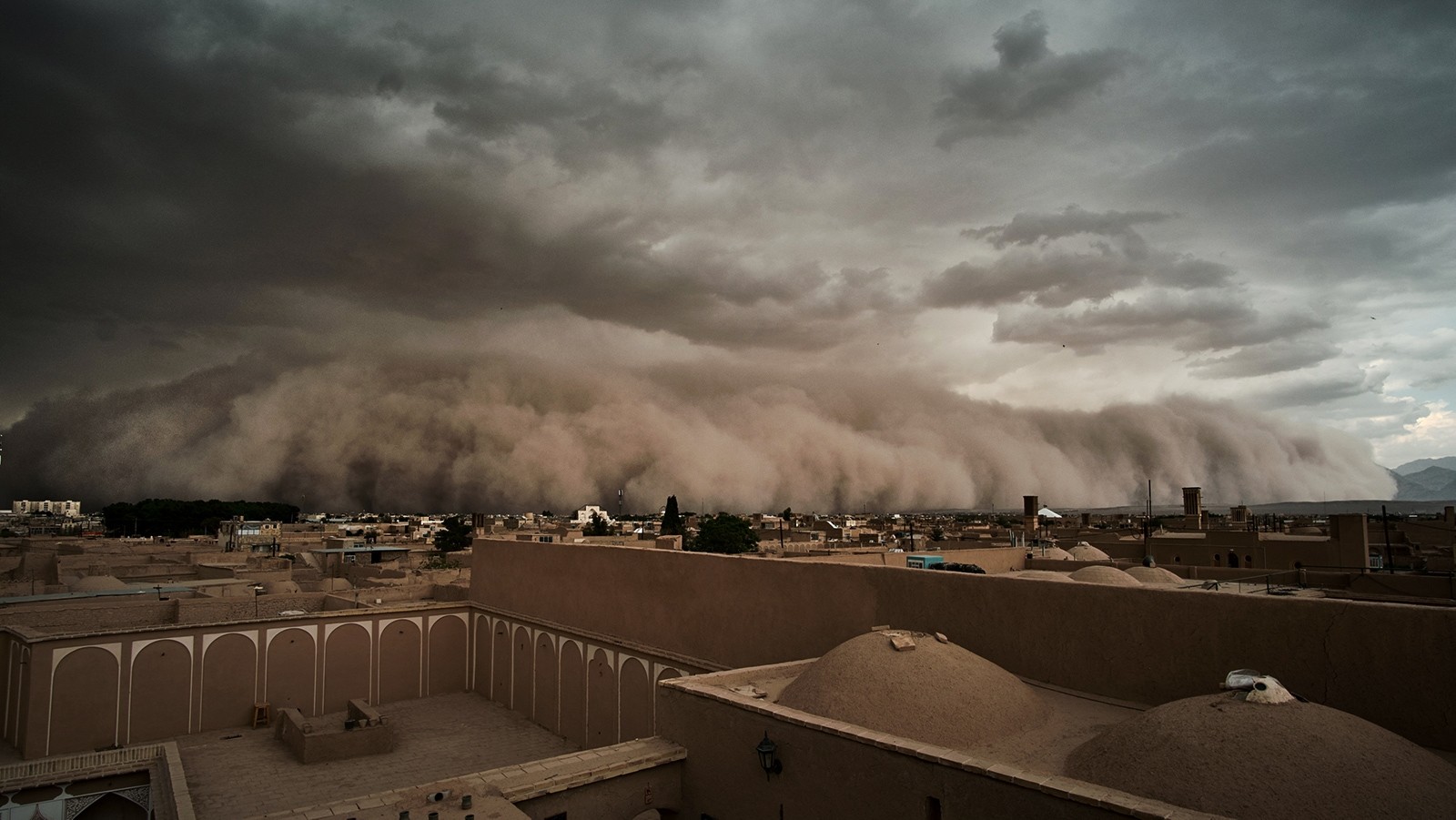 Day turns into night as sandstorm sweeps through Iran's Yazd